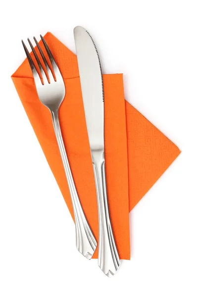 Fourchette et couteau en tissu orange isolé sur blanc — Photo
