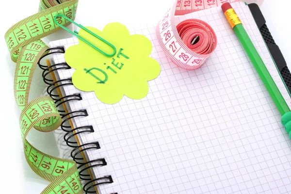 Pianificazione di dieta. Nastri di misurazione per notebook e penna isolati su bianco — Foto Stock
