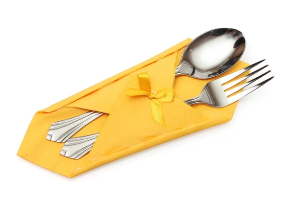 叉子和勺子在黄色布带上白色隔离一鞠躬 — 图库照片