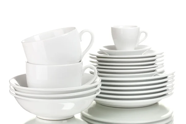 Чисті тарілки і чашки ізольовані на білому — стокове фото