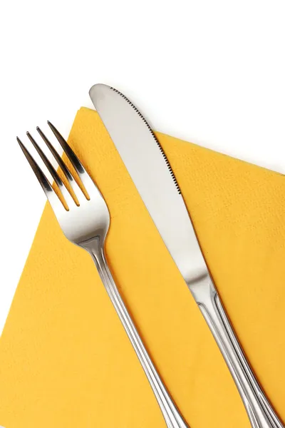 Fourchette et couteau dans un tissu jaune isolé sur blanc — Photo