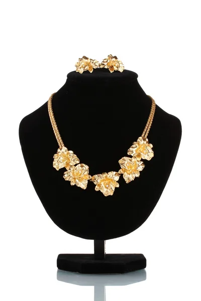 Hermoso collar de oro con diamantes y pendientes en maniquí aislado en —  Fotos de Stock