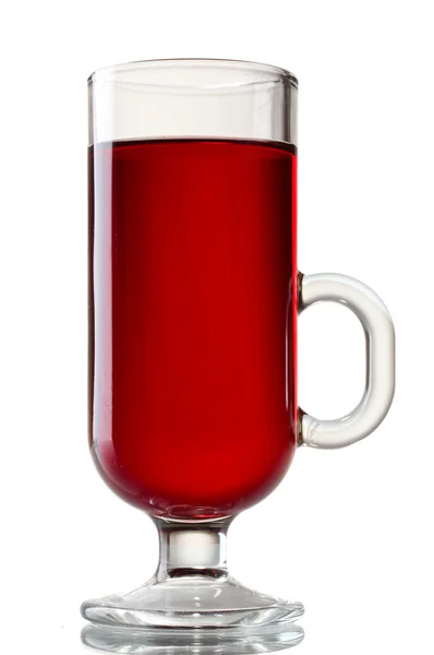 Vinho ruminado no copo isolado em branco — Fotografia de Stock