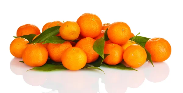 Reife leckere Mandarinen mit Blättern isoliert auf weiß — Stockfoto