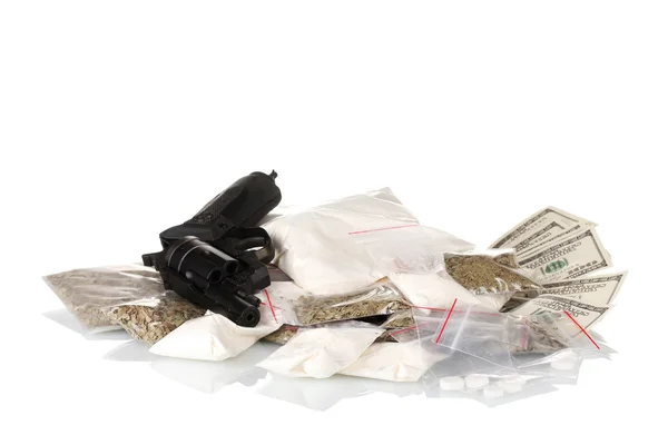 Кокаин и марихуана в пакете с пистолетом изолированы на белом — стоковое фото
