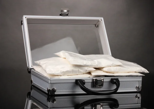 Ciocaina in una valigia su sfondo grigio — Foto Stock