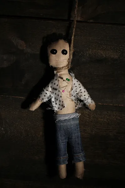 Hanged doll voodoo boy on wooden background — Stock Photo, Image