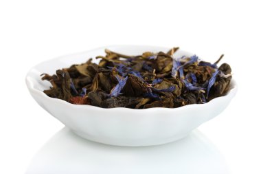 Yeşil kuru çay yaprakları üzerinde beyaz izole plaka