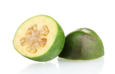 slsed feijoa meyve, üzerinde beyaz izole