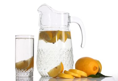 sürahi ve bardak limonata ve üzerinde beyaz izole limon