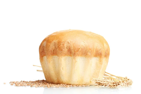 Lezzetli yuvarlak ekmek, kulaklar ve üzerinde beyaz izole buğday — Stok fotoğraf