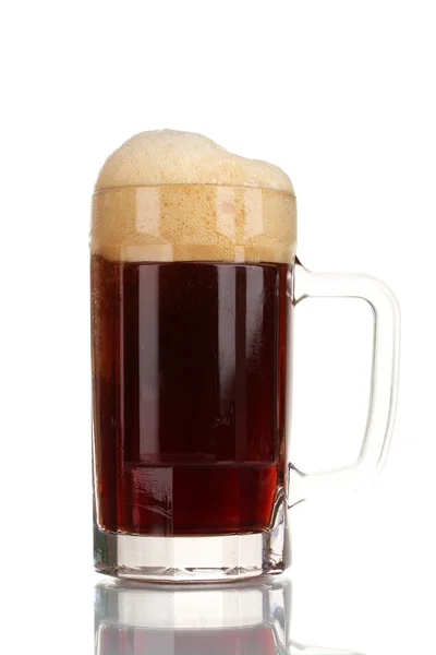 Cerveja vermelha com a espuma na caneca isolada no branco — Fotografia de Stock