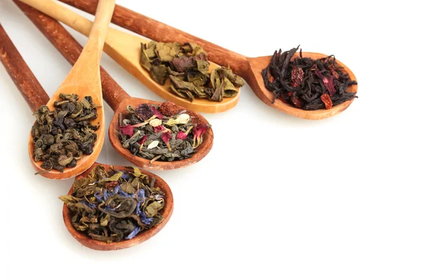 Olika typer av grönt och svart torka te i woooden sked isolerad på whi — Stockfoto