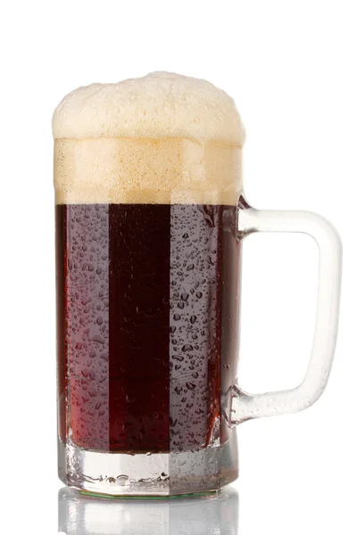 Cerveja vermelha com a espuma na caneca isolada no branco — Fotografia de Stock