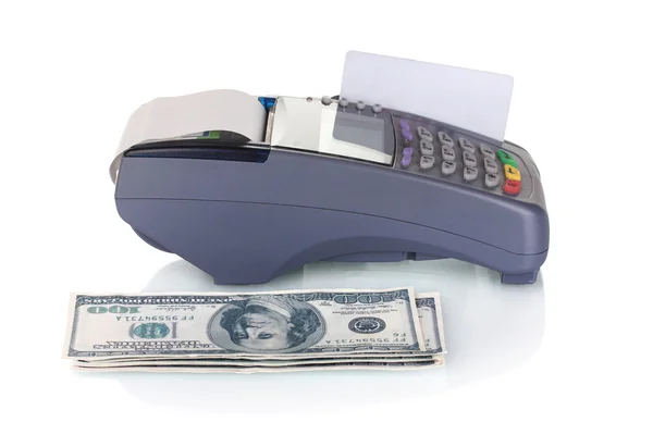 Terminal bir banka, kredi kartı ve para üzerine beyaz izole — Stok fotoğraf