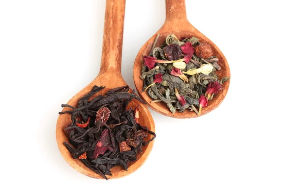 Hojas de té secas verdes y negras en cucharas de madera aisladas en blanco —  Fotos de Stock