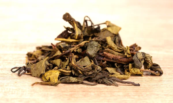Grüner trockener Tee auf Holztisch — Stockfoto