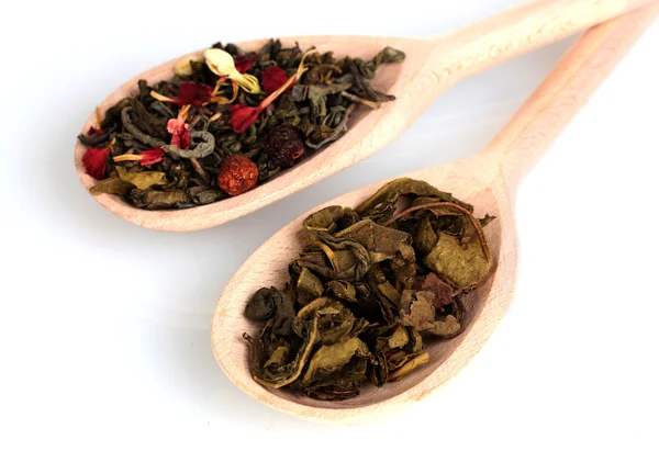 Diferentes té verde seco y negro en cucharas de madera aisladas en blanco — Foto de Stock