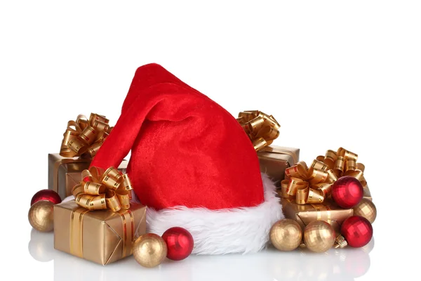 Schöne Weihnachtsmütze, Geschenke und Weihnachtskugeln isoliert auf weiß — Stockfoto