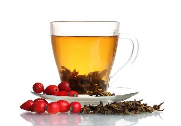 Зеленый чай с красным viburnum и бёдра в стеклянной чашке изолированы на белом — стоковое фото