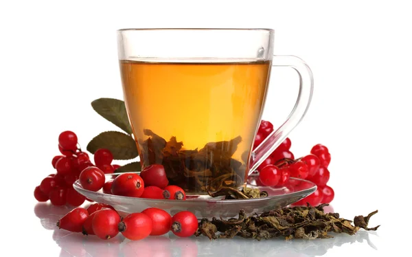 Зелений чай з червоною вібрацією і стегнами в скляній чашці ізольовані на білому — стокове фото