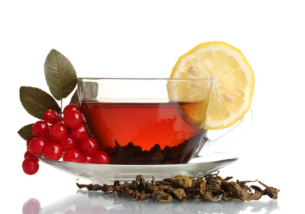 Zwarte thee met rode planten van viburnum en citroen in glazen beker geïsoleerd op wit — Stockfoto