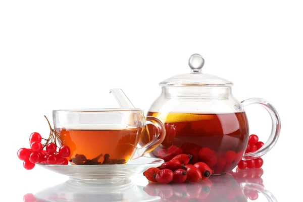Bule de vidro e xícara com chá preto viburnum quadris isolado em branco — Fotografia de Stock