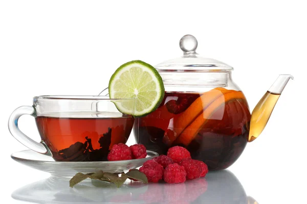 Schwarzer Früchtetee in Glas Teekanne und Tasse isoliert auf weiß — Stockfoto