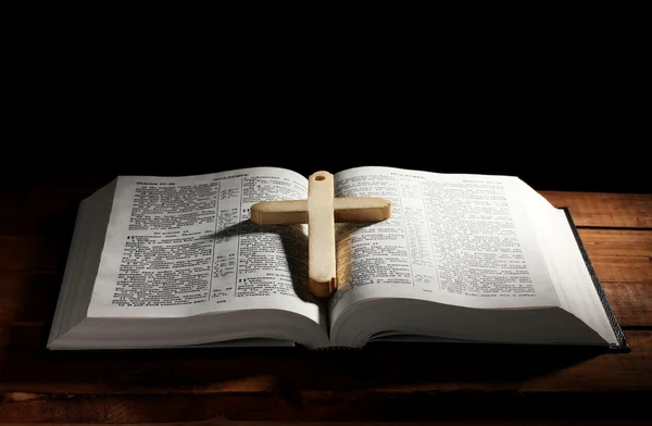 Ρωσική ανοικτή Αγία Γραφή με ΞΥΛΙΝΟ σταυρό στο τραπέζι — Φωτογραφία Αρχείου
