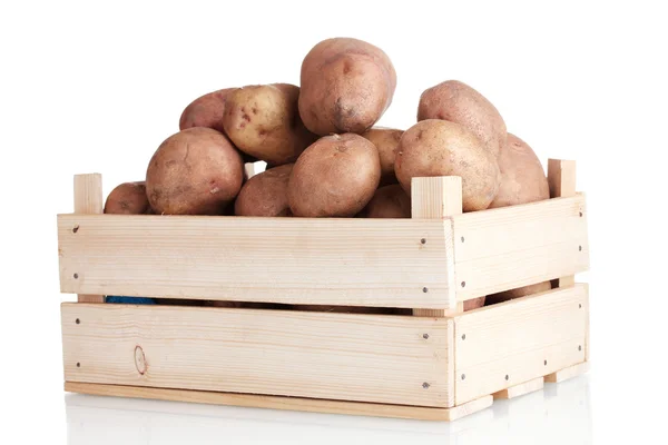 Pommes de terre crues dans une boîte en bois isolée sur blanc — Photo