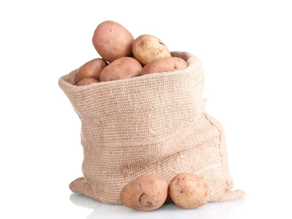 Verse aardappelen in de zak geïsoleerd op wit — Stockfoto