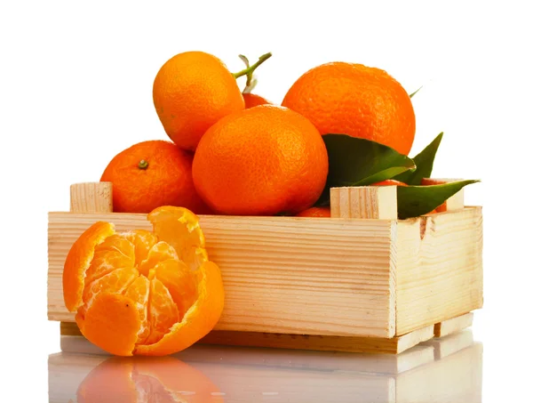 Tangerinas saborosas maduras com folhas em caixa de madeira isolada em branco — Fotografia de Stock