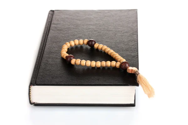 Biblia y rosario de madera aislados en blanco — Foto de Stock