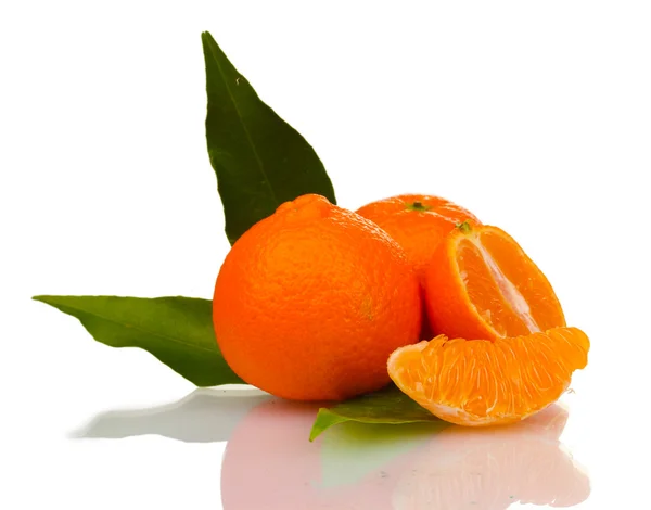 Zralé chutné mandarinky s listy a segmenty izolovaných na bílém — Stock fotografie