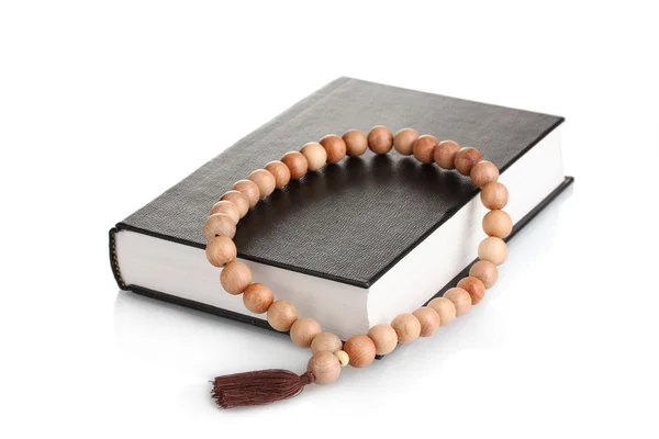 聖書と白で隔離される木製の数珠 — ストック写真