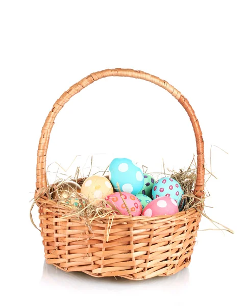 Huevos de Pascua coloridos en la cesta aislados en blanco — Foto de Stock