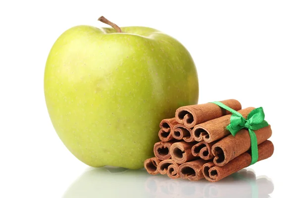 Tyčinky skořice a zelené jablko izolovaných na bílém — Stock fotografie