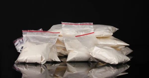 A csomagok a fekete háttér a kokain — Stock Fotó