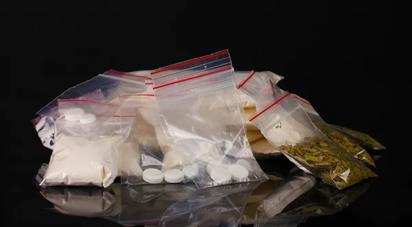 Cocaina e marijuana in confezioni su sfondo nero — Foto Stock