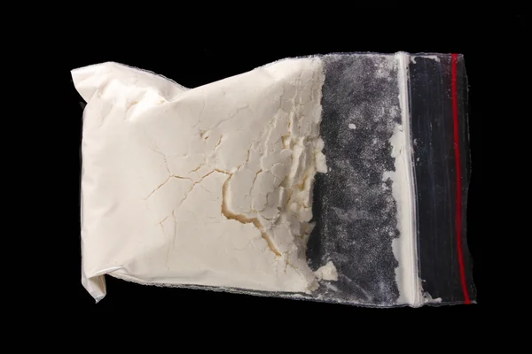Kokain i paketet på svart bakgrund — Stockfoto