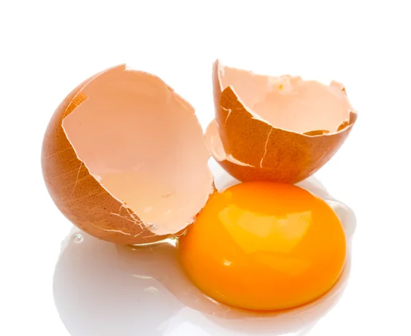 Hnědá vejce s žloutkem izolovaných na bílém — Stock fotografie