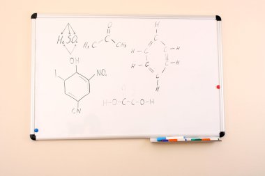 bir beyaz tahta üzerinde kimyasal formülü