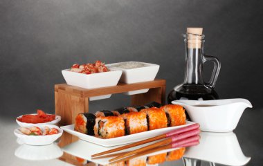 plaka, çubuk, soya sosu, Balık ve karides gri b üzerinde lezzetli sushi