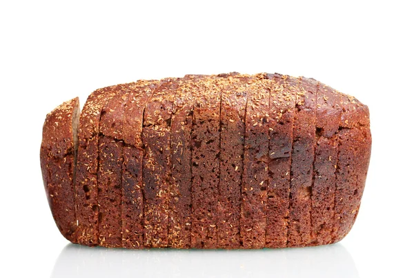 Вкусный нарезанный ржаной хлеб изолирован на белом — стоковое фото