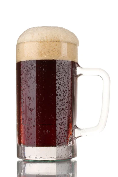 红啤酒的泡沫在杯上白色隔离 — 图库照片