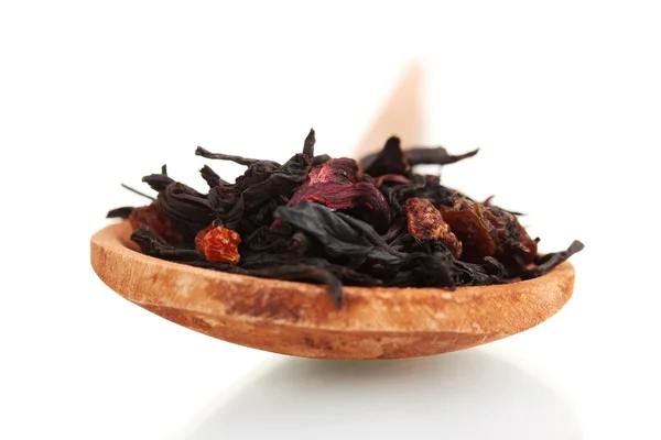 Feuilles de thé séchées aux fruits noirs dans une cuillère en bois isolée sur du blanc — Photo