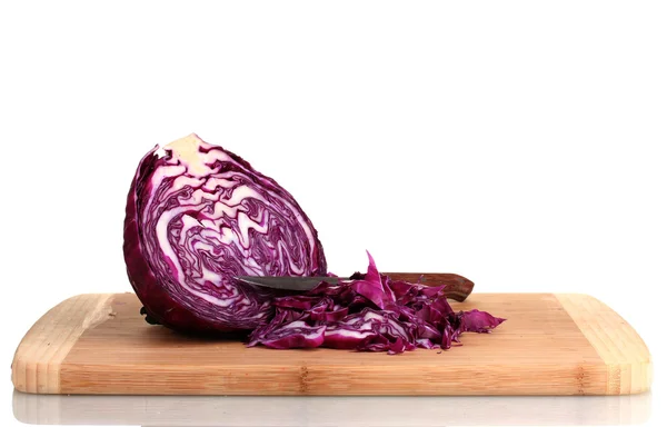 Sliced red cabbage and knife on wooden chopping board isolated on white — Stock Photo, Image