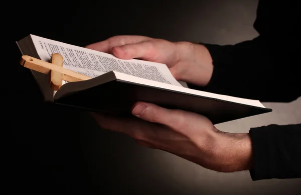 Hände mit offener heiliger russischer Bibel — Stockfoto