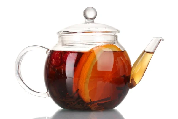 Bule de vidro com chá preto e laranja isolado em branco — Fotografia de Stock