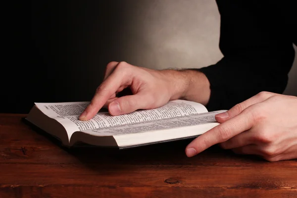 Leitura bíblia santa russa aberta na mesa de madeira — Fotografia de Stock